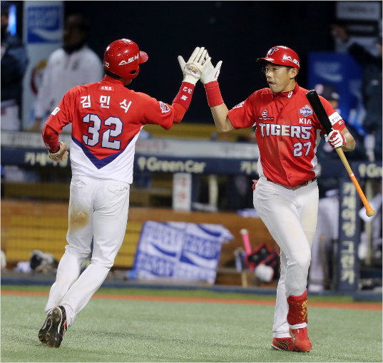 환호하는 KIA 김민식(사진 왼쪽)과 이명기 (사진 제공=KIA 타이거즈)
