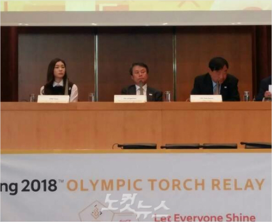 '북한 참가해야' 도종환 문화체육관광부 장관(가운데)이 30일(현지 시각) 그리스 아테네에서 열린 성화 인수 행사 기자회견에서 김연아(왼쪽), 이희범 평창올림픽 조직위원장과 함께 취재진의 질문을 듣고 있다.(아테네=노컷뉴스)