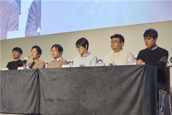 질의응답에 참여한 '오버히트' 개발진. 왼쪽부터 넷게임즈 김의현 디렉터, 넷게임즈 정호철 PD, 넷게임즈 박용현 대표, 넥슨 이정헌 부사장, 넥슨 노정환 모바일사업본부장, 넥슨 최성욱 사업실장.