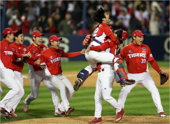 KIA가 통산 11번째 우승을 달성한 순간 그간의 아픔도, 아쉬움도 모두 눈녹듯이 사라졌다 (사진 제공=KIA 타이거즈)