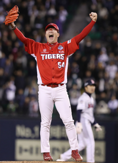 KIA 타이거즈 양현종이 30일 잠실구장에서 열린 두산 베어스와 한국시리즈 5차전에서 팀 우승을 확정하고 기뻐하고 있다. (사진=KIA 제공)