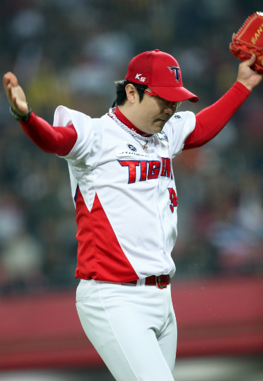 26일 오후 광주-기아챔피언스필드에서 열린 `2017 타이어뱅크 KBO리그 포스트시즌` KIA 타이거즈와 두산 베어스의 한국시리즈 2차전에서 KIA 양현종이 8회를 마치고 덕아웃으로 들어서며 관중의 연호를 이끌어내는 세리머니를 하고 있다. (사진=KIA 제공)