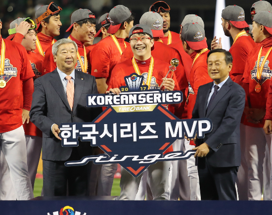 30일 서울 잠실야구장에서 열린 ‘2017 프로야구’두산 베어스와 KIA 타이거즈의 한국시리즈에서 우승한 KIA 한국시리즈 MVP 양현종이 기념사진을 찍고 있다. (사진=KIA 제공)