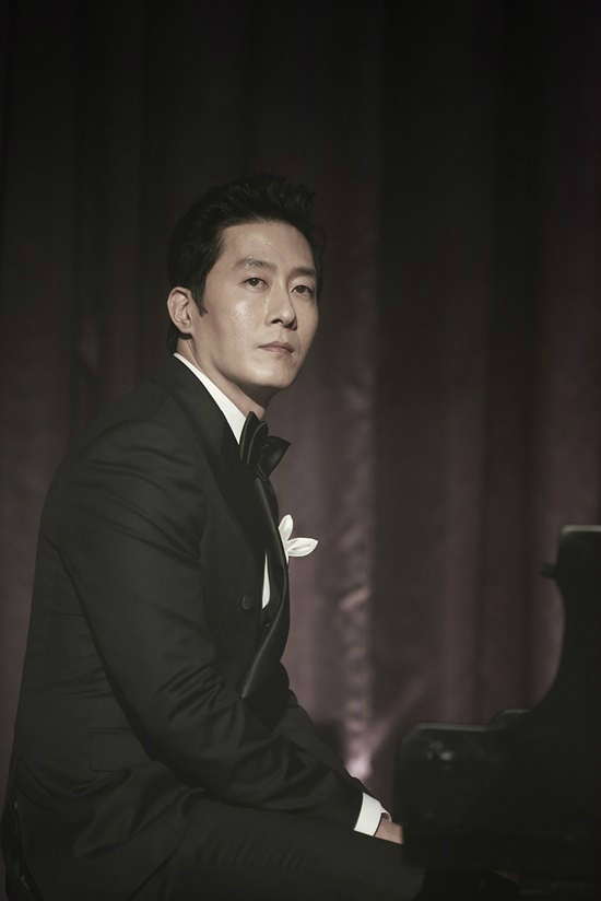 30일 배우 김주혁의 사망소식이 전해진 이후 영화계 주요 일정이 잇따라 취소되고 있다. 사진은 지난 5월 개봉한 영화 '석조저택 살인사건'에서 고인의 모습 (사진=씨네그루㈜키다리이엔티 제공)