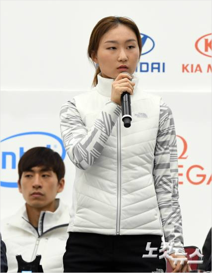 쇼트트랙 대표 최민정이 31일 오후 서울 노원구 태릉선수촌 쳄피언하우스에서 열린 ‘2018 평창동계올림픽 G-100 미디어데이’ 대한민국선수단 합동 기자회견에 참석해 취재진의 질문에 답하고 있다 (사진=황진환 기자)
