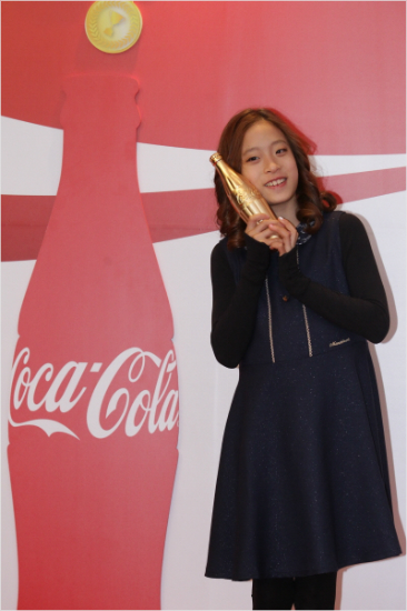 2018 평창 동계올림픽 국내 성화봉송의 첫 주자는 김연아의 뒤를 이을 재목이라는 평가를 받는 피겨 유망주 유영이다.(사진=코카콜라 제공)