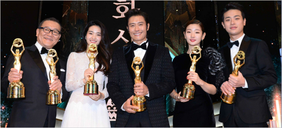 제38회 청룡영화상 핸드프린팅 행사 참석 예정이었던 배우 4인. 왼쪽 두번째부터 배우 김태리, 이병헌, 박소담, 박정민. (사진=청룡영화상 제공)