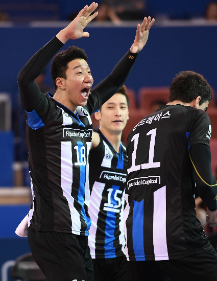 현대캐피탈 신영석이 31 천안 유관순체육관에서 열린 '도드람 2017-2018 V-리그' OK저축은행과 경기에서 득점에 성공하고 환호하고 있다. (사진=한국배구연맹 제공)