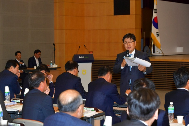 10월 25일 3분기 농협은행 경영성과분석회의에서 이경섭 은행장이 3분기 실적과 연말까지의 경영 목표 등에 대해 설명하고 있다.