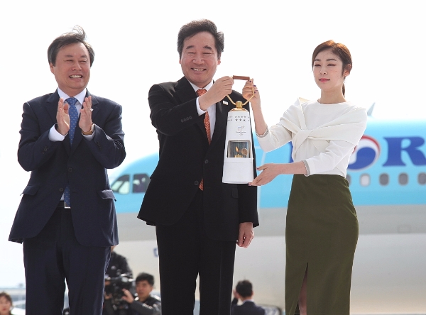 인천공항에 귀국한 이낙연 국무총리와 평창동계올림픽 홍보대사 김연아의 모습. (사진=봉황망중한교류채널)