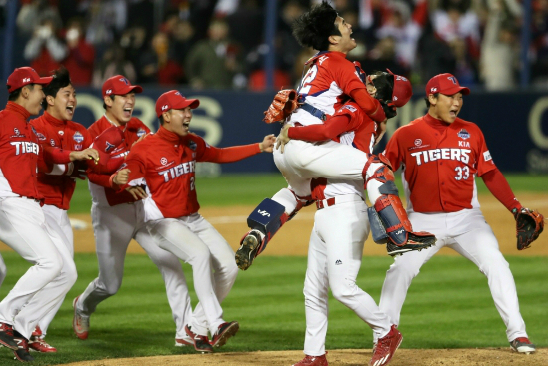 KIA 타이거즈가 한국시리즈 5차전에서 우승을 확정한 후, 포수 김민식이 마무리 투수로 오른 양현종의 품에 안기고 있다. (사진=KIA 제공)