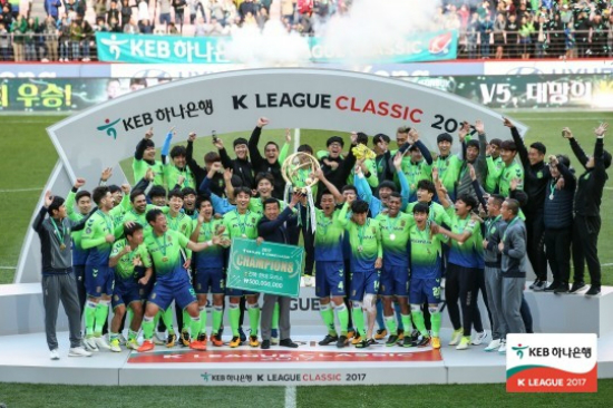 'KEB하나은행 K리그 클래식 2017' 정상에 오른 전북 현대. (사진=한국프로축구연맹 제공)