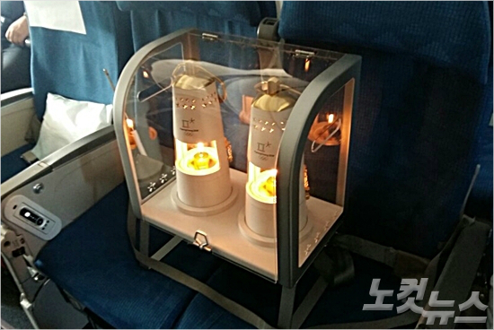 그리스 아테네에서 채화된 성화는 그리스 국내 봉송을 거쳐 2018 평창 동계올림픽을 정확히 100일 앞둔 11월 1일 한국에 도착했다. 사진은 인수단 전세기를 통해 운방되는 올림픽 성화의 모습. 임종률기자