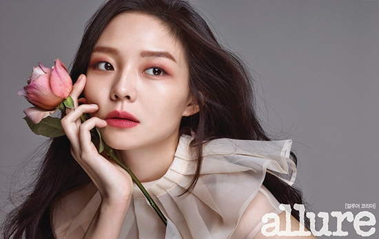 배우 이솜의 장밋빛 컬러 메이크업 화보 (사진=얼루어코리아 제공)