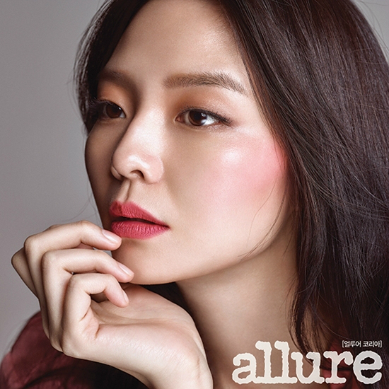 배우 이솜의 장밋빛 컬러 메이크업 화보 (사진=얼루어코리아 제공)
