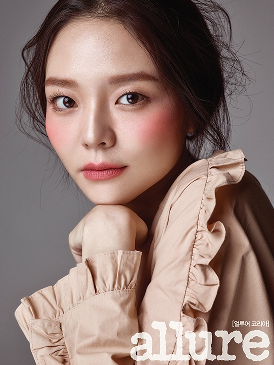 배우 이솜의 장밋빛 컬러 메이크업 화보 (사진=얼루어코리아 제공)