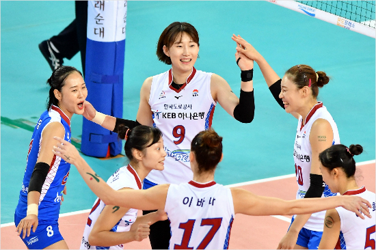 한국도로공사는 새 시즌 개막 후 4경기 만에 첫 승을 거두며 치열한 상위권 순위 경쟁에 합류했다.(사진=한국배구연맹 제공)