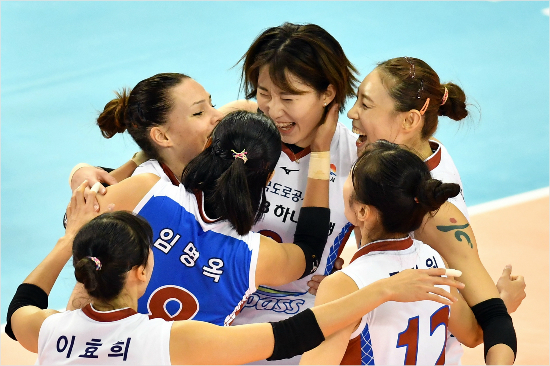 자유계약선수(FA) 자격으로 IBK기업은행을 떠나 한국도로공사로 이적한 박정아(가운데)는 정규리그 4경기 만에 짜릿한 첫 승을 맛봤다.(사진=한국배구연맹 제공)