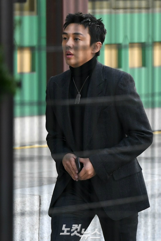 지난달 31일 서울 신라호텔 영빈관에서 열린 배우 송중기-송혜교의 결혼식에 참석하기 위해 이동 중인 배우 유아인의 모습 (사진=이한형 기자)
