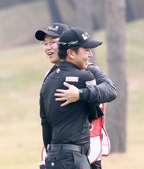 김태우와 장성규가 버디를 낚은 후 포옹을 하고 있다. 여주=손진현 객원기자