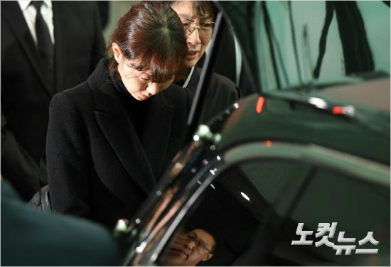 배우 이유영이 2일 오전 서울 송파구 아산병원 장례식장에서 진행된 故 배우 김주혁 발인식에서 슬픔에 잠겨 있다.(사진=이한형 기자/노컷뉴스)