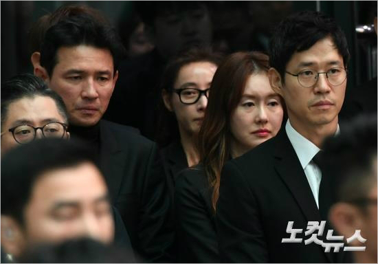 배우 황정민, 김지수, 유준상이 2일 오전 서울 송파구 아산병원 장례식장에서 진행된 故 배우 김주혁 발인식에서 슬픔에 잠겨 있다. (사진=이한형 기자/노컷뉴스)