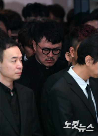 방송인 데프콘이 2일 오전 서울 송파구 아산병원 장례식장에서 진행된 故 김주혁 발인식에서 슬픔에 잠겨 있다. (사진-이한형 기자/노컷뉴스)