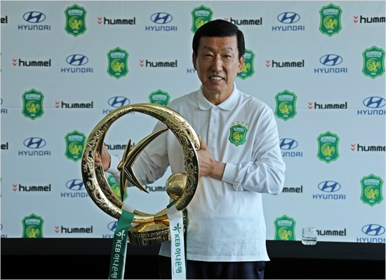 전북 현대에서만 벌써 5번째 K리그 우승 트로피를 드는 최강희 감독이지만 2017년의 K리그 클래식 우승 트로피는 더욱 선수와 팬에 감사하는 결과다.(사진=전북 현대 제공)