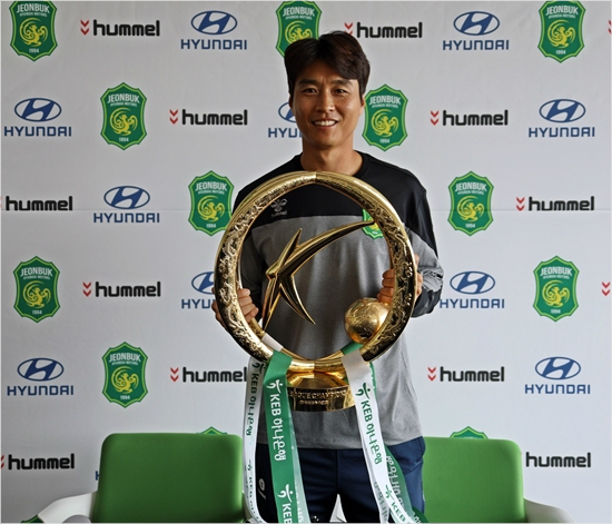 다음 시즌도 현역 생활을 지속하겠다는 의지를 밝힌 이동국이지만 전북과 재계약이 지지부진한 탓에 재개약과 이적을 모두 고려하고 있다.(사진=전북 현대 제공)