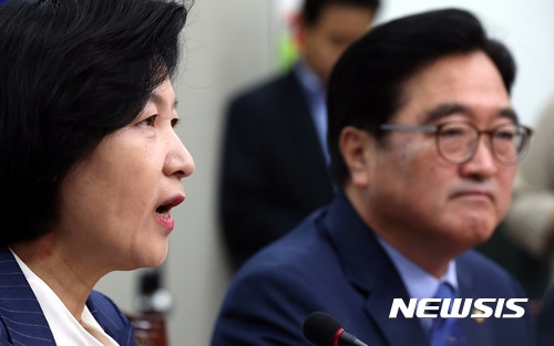 왼쪽부터 더불어민주당 추미애 대표, 우원식 원내대표(사진=뉴시스)
