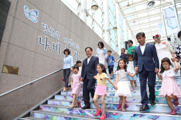 "오르내리기만 해도 기부금 쌓여요"…안양역사 내 기부계단 오픈