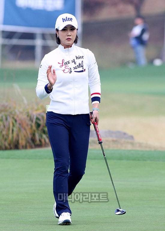 김하늘이 16번 홀을 홀아웃하며 갤러리에게 인사하고 있다.   여주=김상민 기자