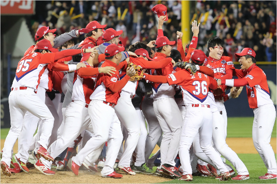 '왕조 구축의 첫 단계는 이뤘다' KIA 선수들이 지난달 30일 두산과 한국시리즈 5차전에서 승리를 거두며 우승을 확정한 뒤 마운드로 올라와 기뻐하는 모습.(잠실=KIA)