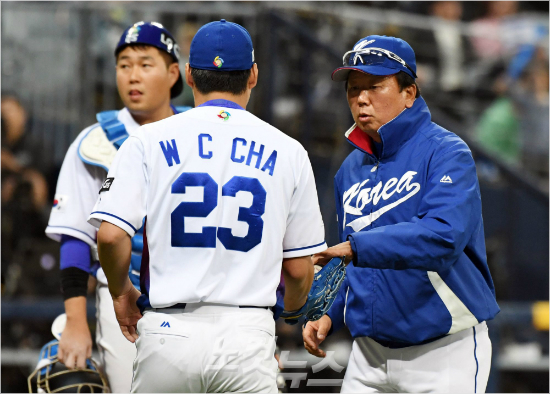 지난 3월 WBC 이스라엘과 1차전에서 양의지(왼쪽부터)가 교체 투입된 차우찬이 선동열 코치로부터 공을 받는 가운데 힘겨운 표정을 짓는 모습.(고척=황진환 기자)