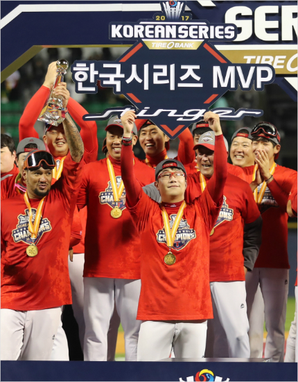 '내년에도?' KIA 에이스 양현종이 지난달 30일 한국시리즈 MVP에 오른 뒤 상패를 들어보이는 모습.(잠실=KIA)
