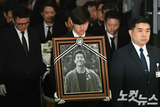 2일 오전 10시 30분, 서울 송파구 서울아산병원 장례식장에서 진행된 故 김주혁의 발인식 (사진=이한형 기자)