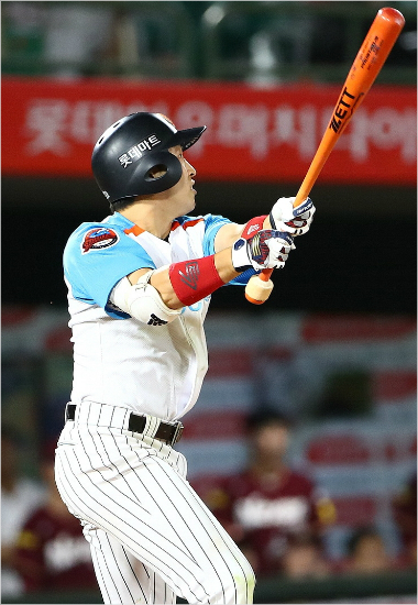 올 시즌 데뷔 첫 20홈런-20도루를 달성한 롯데 손아섭.(사진=롯데)