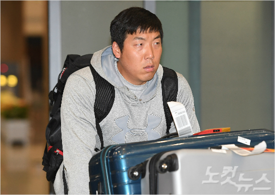 '마음이 무겁네요' 메이저리그 필라델피아 필리스에서 활약한 외야수 김현수가 지난달 19일 오후 인천국제공항을 통해 귀국하는 모습.(사진=이한형 기자)