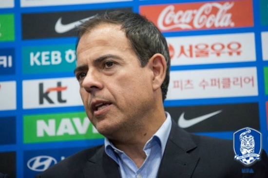 신태용 감독이 이끄는 한국 축구대표팀에 함류하는 스페인 출신의 하비에르 미냐노 피지컬 코치가 3일 인천국제공항을 통해 입국한 뒤 취재진의 질문에 답하고 있다. (사진=대한축구협회 제공)