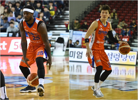 조쉬 셀비(왼쪽)와 박찬희. (사진=KBL 제공)