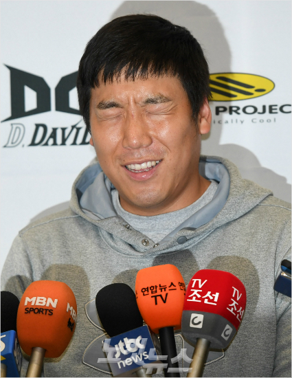 '다음 행보는 나도 몰라요' 메이저리그 필라델피아 필리스에서 활약한 외야수 김현수(29)가 10월 19일 오후 인천국제공항을 통해 귀국해 취재진의 질문에 눈을 질끈 감은 모습.(자료사진=이한형 기자)