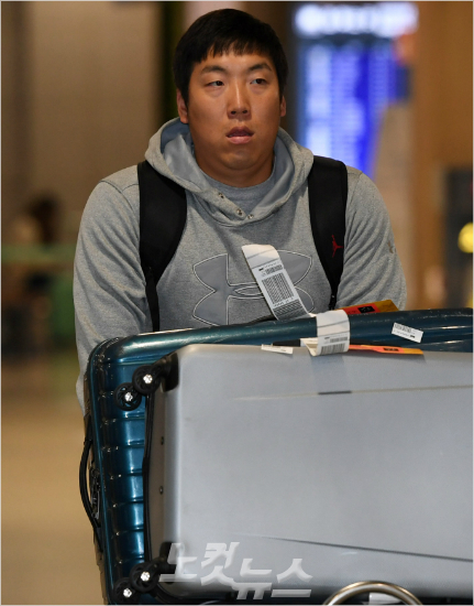 메이저리그 필라델피아 필리스에서 활약한 외야수 김현수(29)가 10월 19일 오후 인천국제공항을 통해 귀국하는 모습.(사진=이한형 기자)