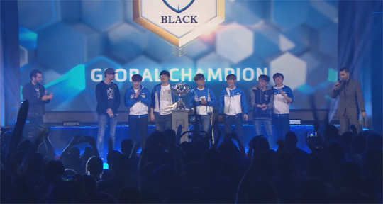 프나틱을 꺾고 정상에 오른 MVP 블랙.(사진=블리즈컨 중계 캡처)