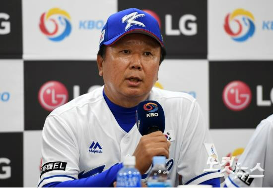 5일 오후 서울 잠실야구장에서 열린 아시아프로야구챔피언십 2017 대표팀 첫 공식 훈련에 앞서 선동열 감독이 기자회견에서 취재진 질문에 답하고 있다. (사진=이한형 기자)