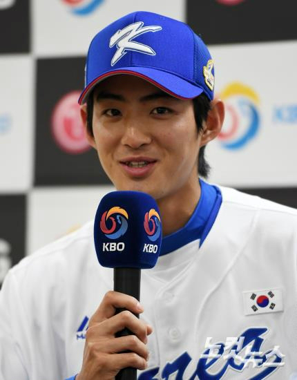 5일 오후 서울 잠실야구장에서 열린 아시아프로야구챔피언십 2017 대표팀 첫 공식 훈련에 앞서 구자욱 선수가 기자회견에서 취재진 질문에 답하고 있다. (사진=이한형 기자)