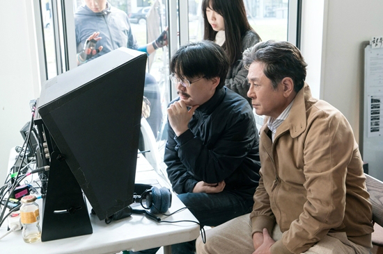 '침묵'의 정지우 감독(왼쪽)과 배우 최민식이 모니터하는 모습 (사진=CJ엔터테인먼트 제공)