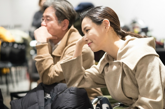 최민식은 '침묵'에서 실제로 19살 차이가 나는 이하늬와 연인 연기를 했다. (사진=CJ엔터테인먼트 제공)