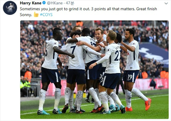 토트넘의 간판 공격수 해리 케인은 손흥민의 결승골 직후 동료들과 함께 기뻐하는 사진을 개인 SNS에 소개하며 손흥민의 득점을 축하했다.(사진=해리 케인 공식 트위터 갈무리)