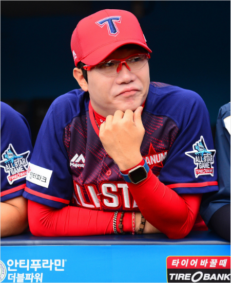 '정말 받을 수 있을까' KIA 양현종이 지난 7월 15일 대구에서 열린 '2017 타이어뱅크 KBO 리그' 올스타전 경기를 지켜보며 생각에 잠긴 모습.(자료사진=KIA)