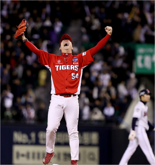 KIA 양현종이 두산과 한국시리즈 5차전에서 팀의 마무리로 나와 1점 차 승리를 지켜낸 뒤 포효하는 모습.(자료사진=KIA)